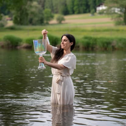 Mélanie Zadeh avec un bol de cristal lors d’un rendez-vous en Allemagne avec une marque d’instruments de musique