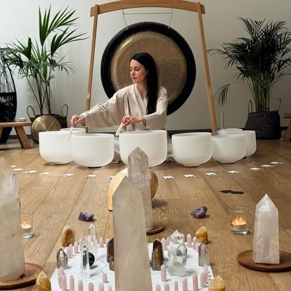 Mélanie Zadeh jouant des bols de cristal dans un centre de yoga parisien
