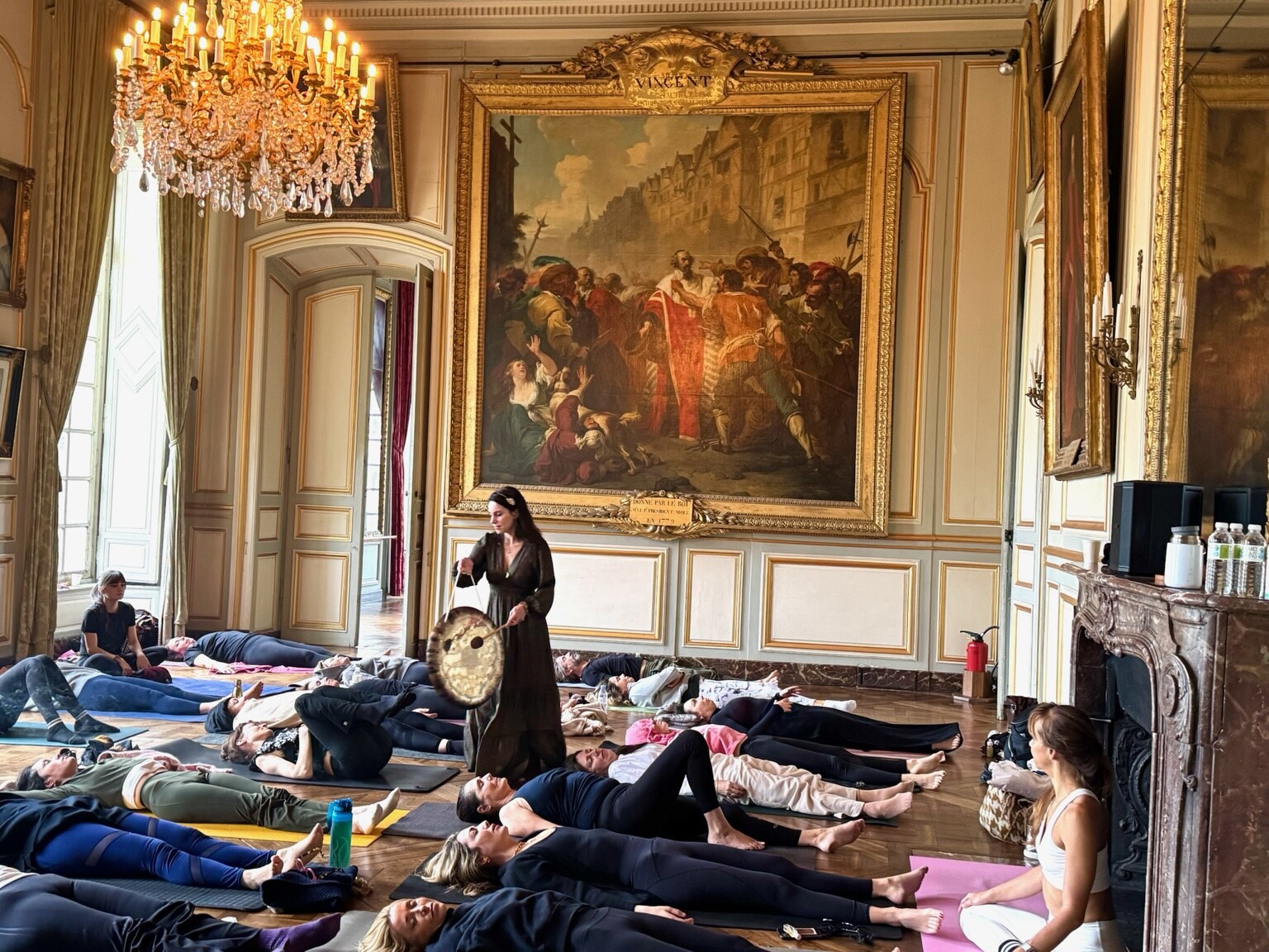 Mélanie Zadeh au milieu des participants lors d’un bain sonore collectif dans un château