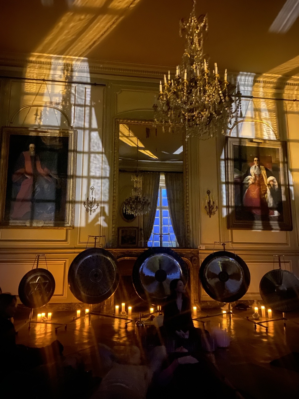 Installation immersive de gongs et de bougies dans les salons d’un château