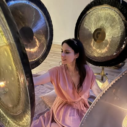 Mélanie Zadeh jouant des gongs lors d’une expérience sonore