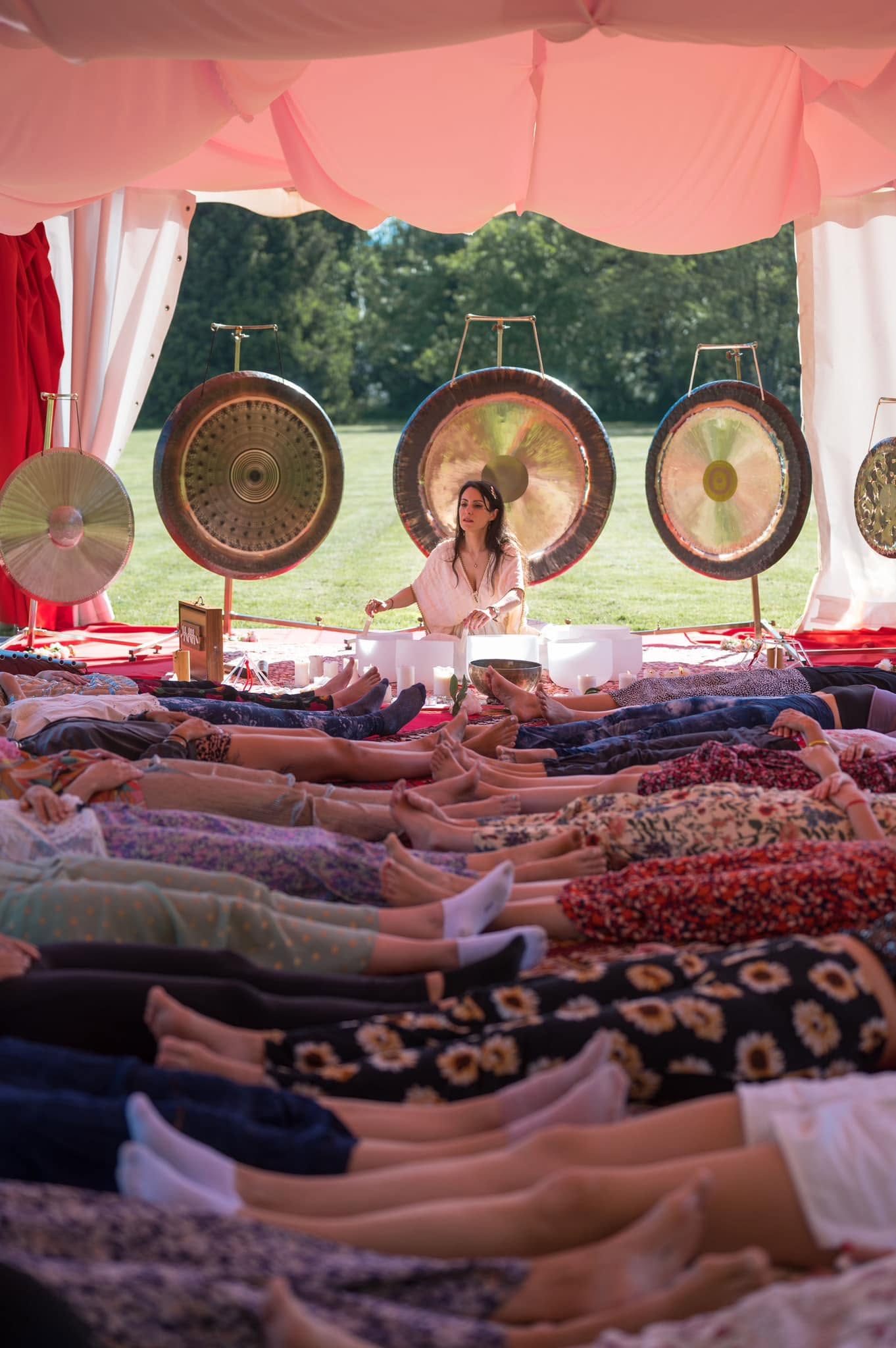 Grand bain sonore en plein air avec des gongs et des bols de cristal