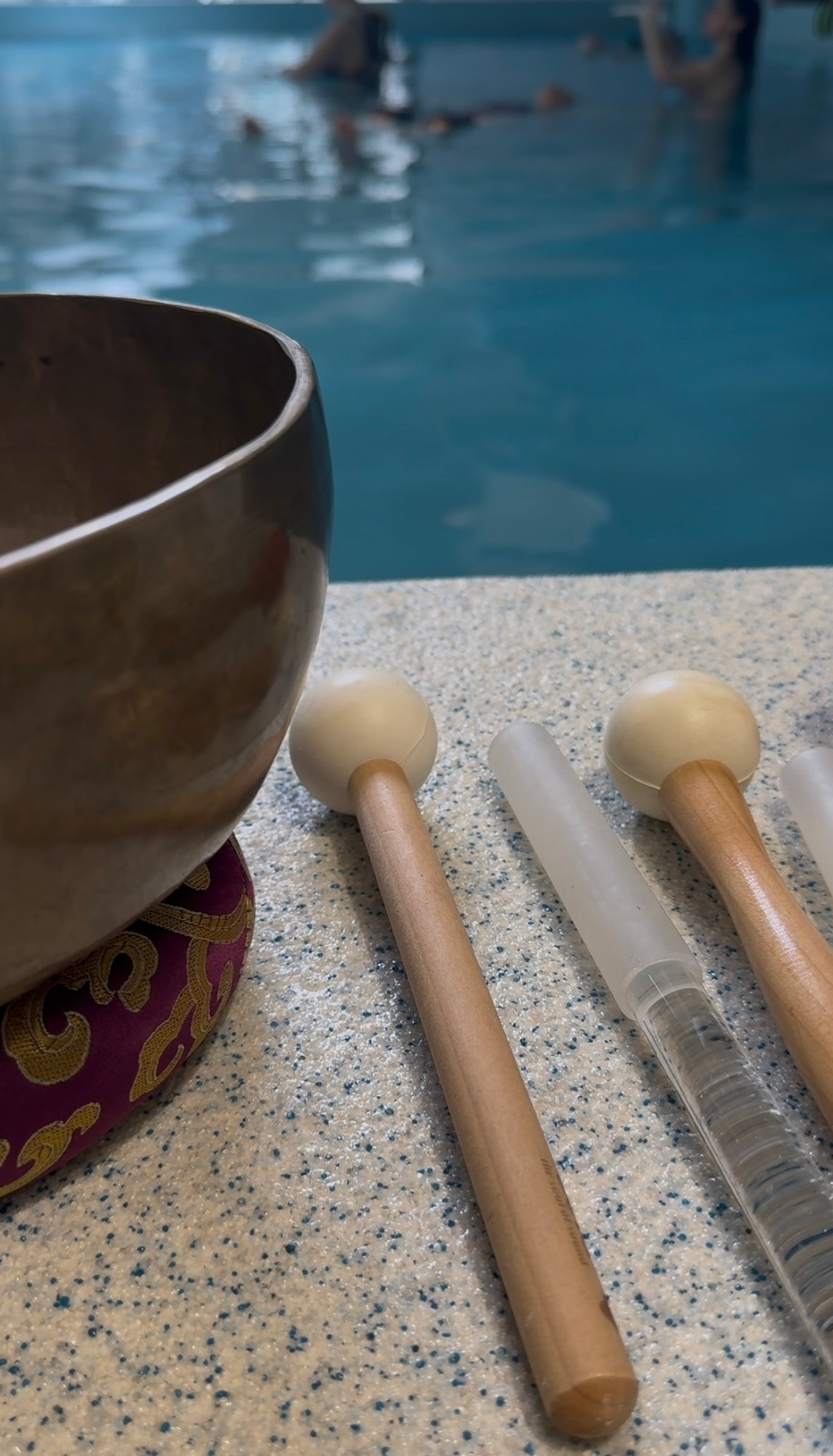Instruments de sonothérapie au bord d’une piscine pendant un bain sonore aquatique