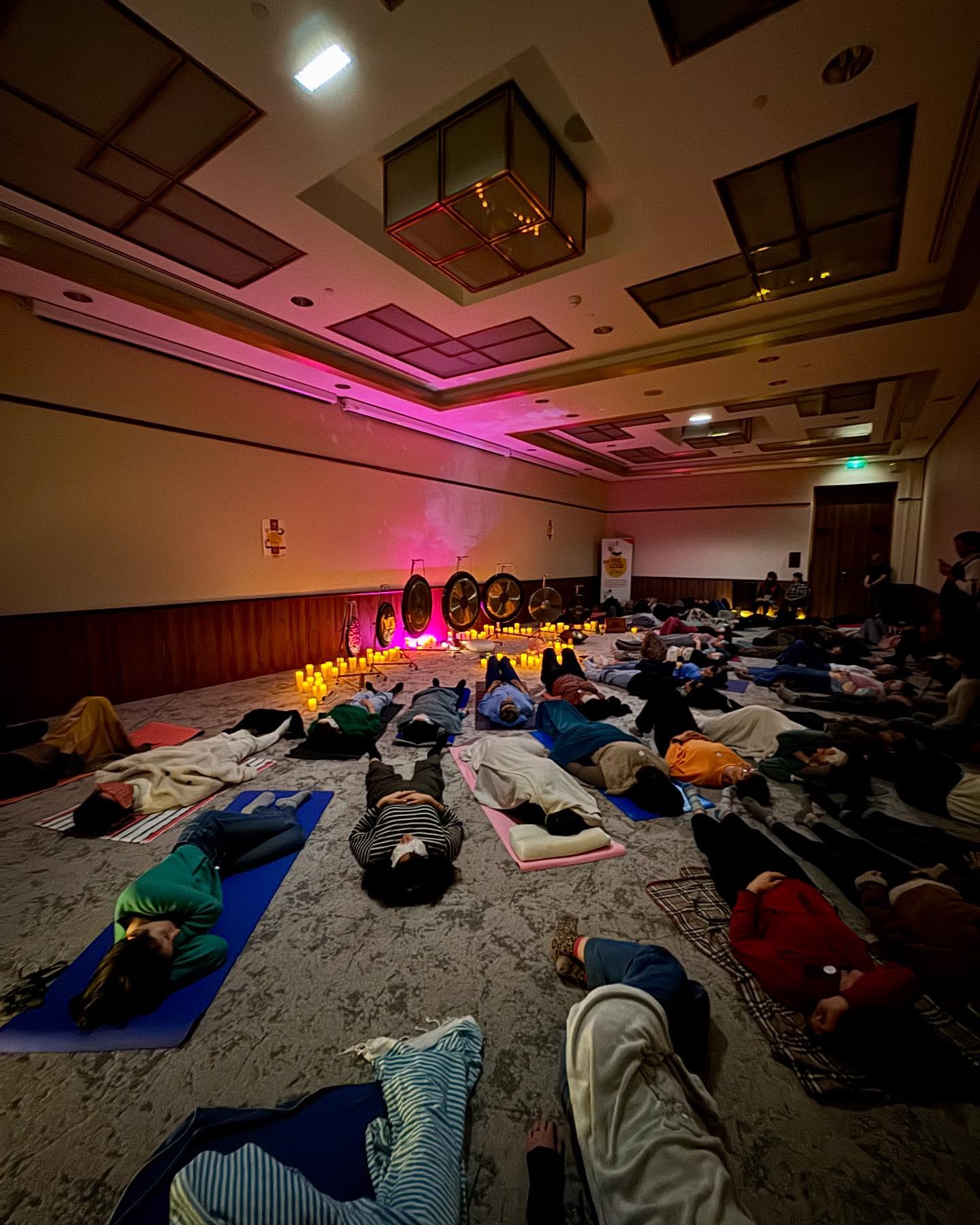 Bain sonore collectif avec gongs et participants allongés