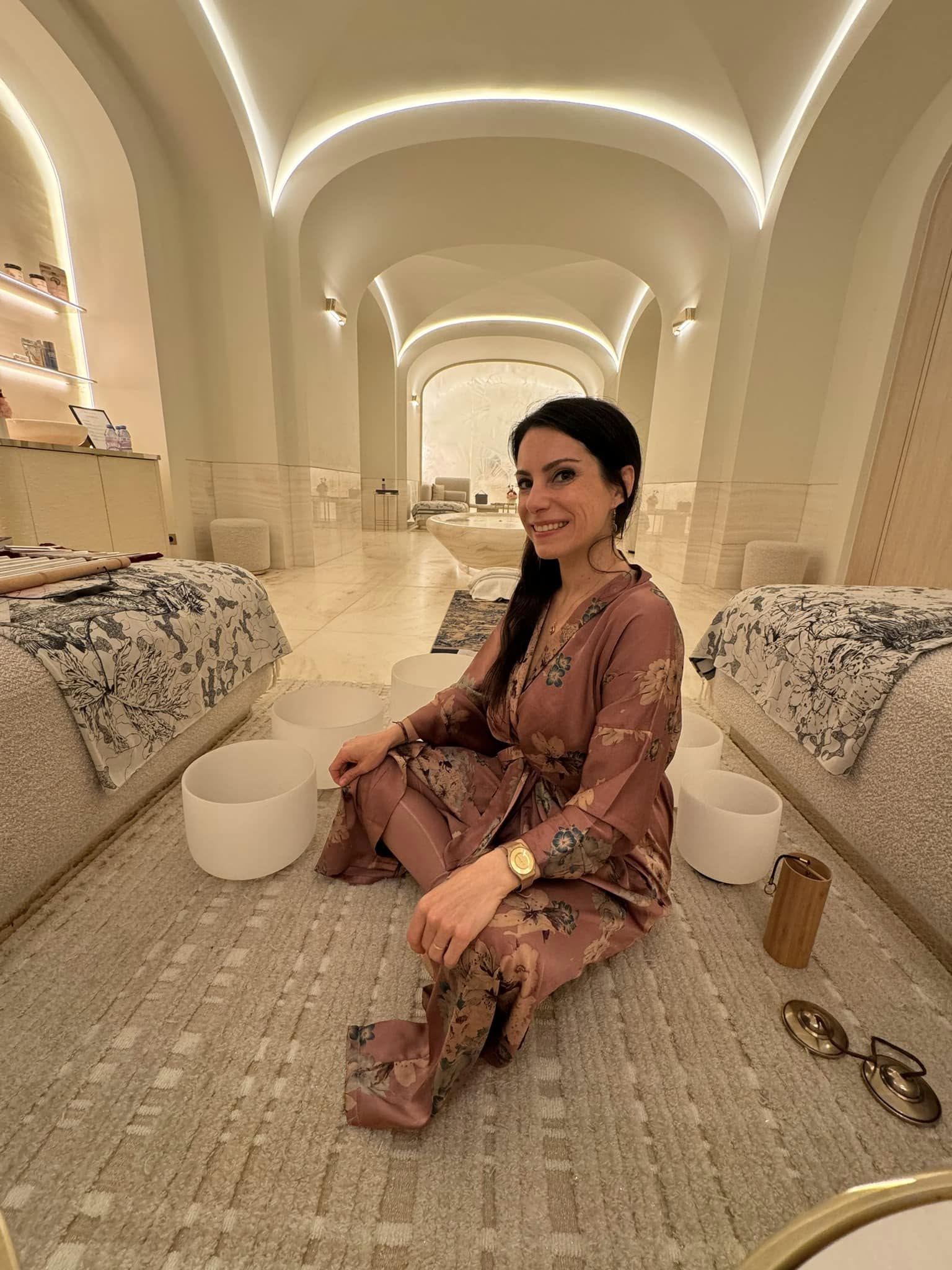 Mélanie Zadeh au Spa Dior du Plaza Athénée avec ses bols de cristal