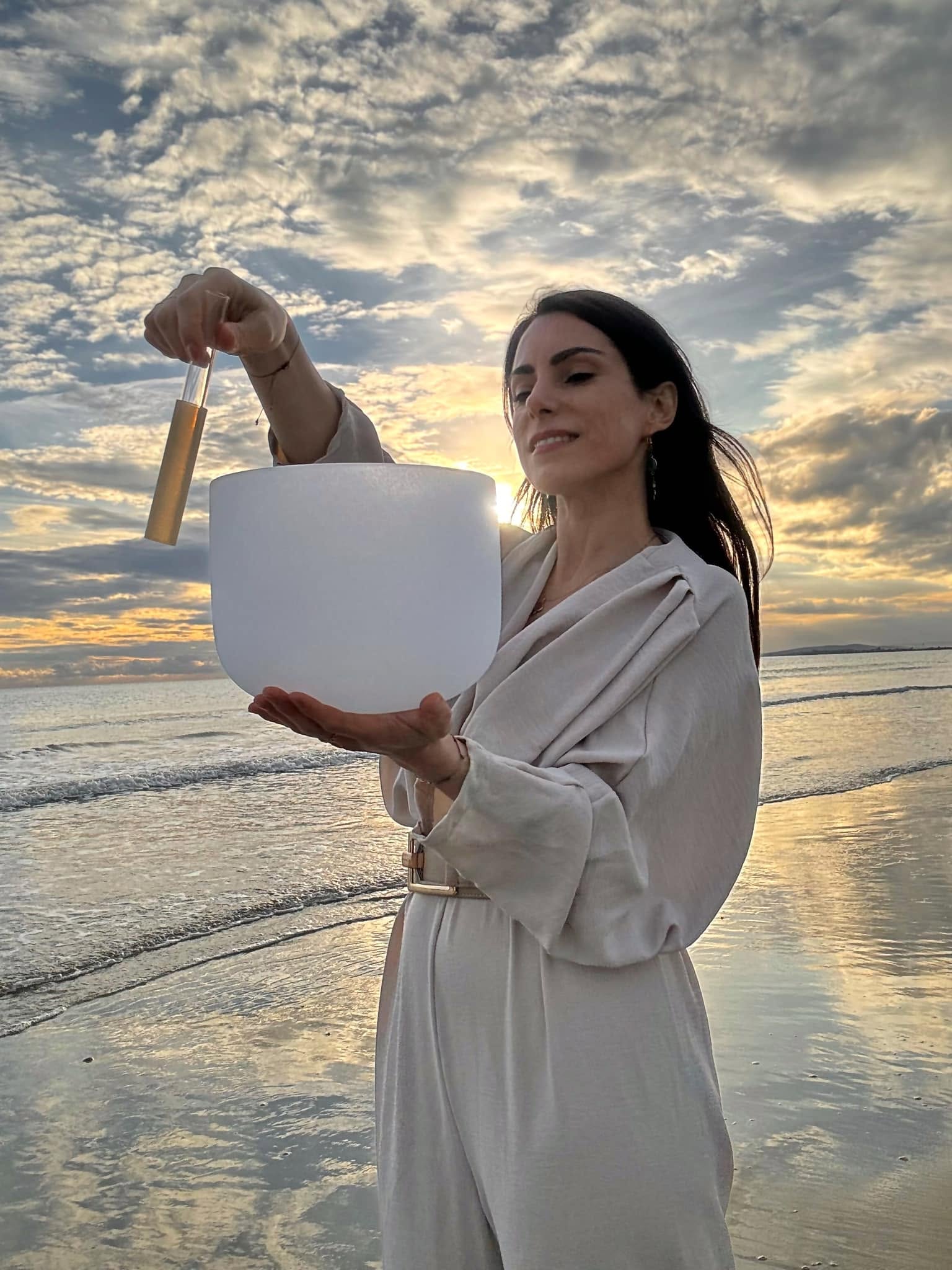 Mélanie Zadeh sur la plage avec un bol de cristal