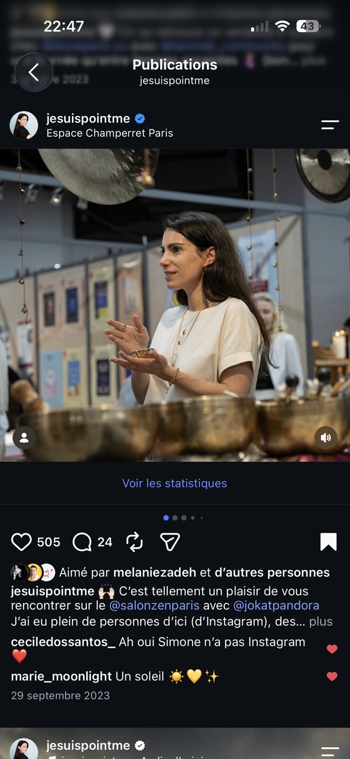 Mélanie Zadeh présentant les bols tibétains au Salon Zen 2023 à l’Espace Champerret à Paris
