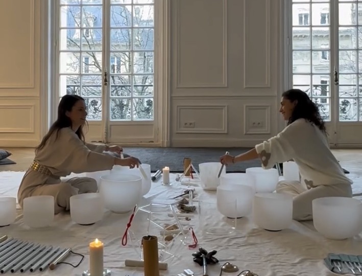Mélanie Zadeh jouant des bols de cristal en duo lors d’un événement associatif aux Salons Hoche à Paris