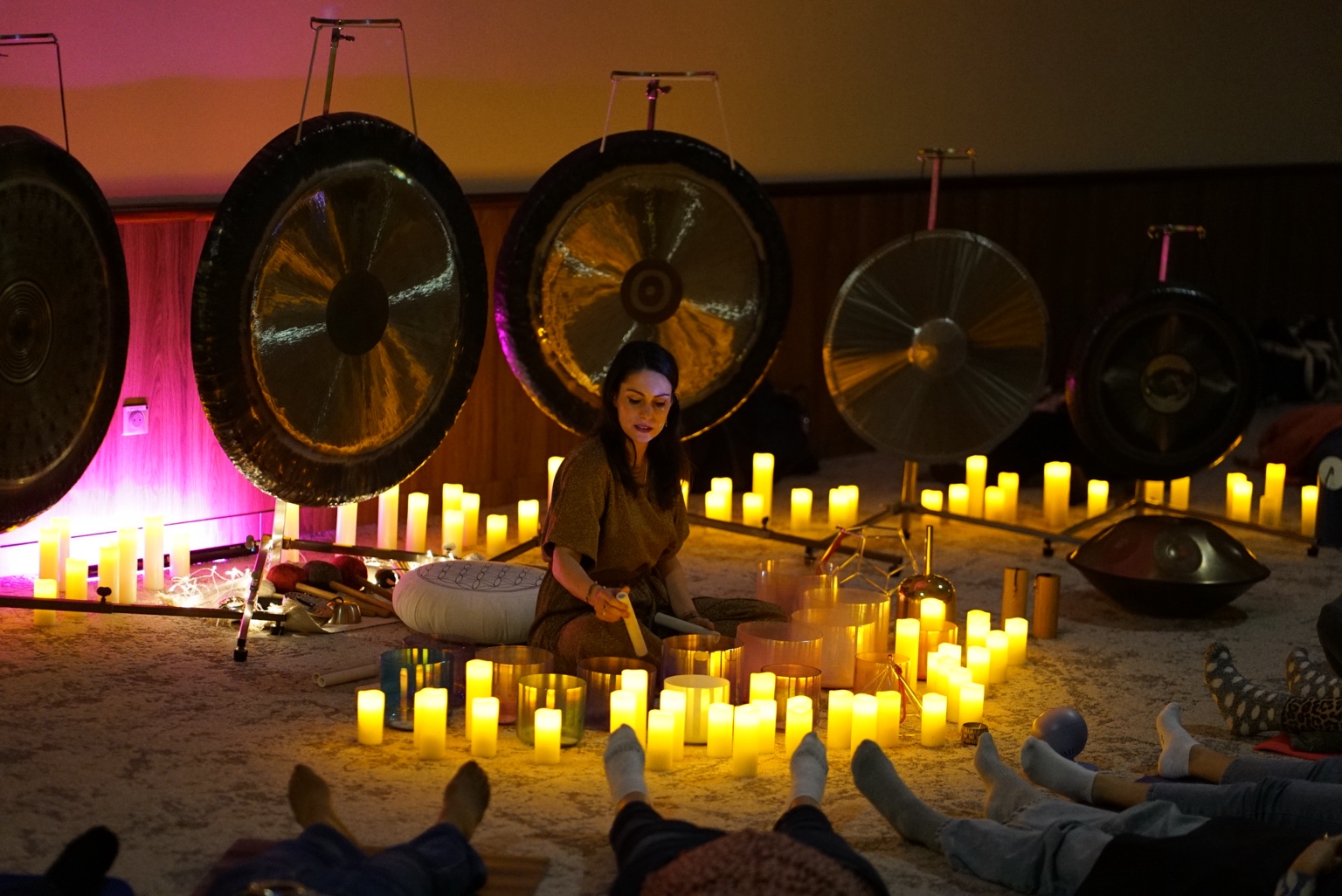 Mélanie Zadeh au centre d’une scénographie sonore immersive avec des gongs, des bols de cristal et des bougies