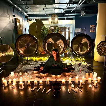 Vue d’ensemble de l’installation sonore sous le Louvre avec gongs, bols et bougies