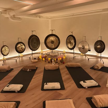 Installation de gongs et tapis dans un studio parisien